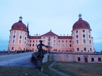 losgedackelt rund um das Schloss Moritzburg